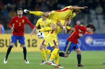 Gerard Pique, Sergi Roberto, Ovidiu Stefan Hoban y Florin Andone 