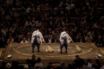 Los rings de sumo son conocidos como dohyō y son barridos después de cada combate. Están hechos de arcilla con arena esparcida sobre su superficie y está delimitado por una gran soga de arroz llamada tawara, que es enterrada en la arcilla. En el centro se encuentran dibujadas dos líneas, las shikiri-sen, donde los rikishi o luchadores deben posicionarse antes de comenzar el enfrentamiento.