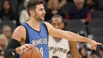 SAN06 SAN ANTONIO (TX, EEUU), 17/01/2017. - Ricky Rubio (i) de Timberwolvesen acción en el juego ante Spurs hoy, martes 17 de enero de 2017, durante su partido de la NBA en San Antonio (TX; EE.UU.). EFE/DARREN ABATE