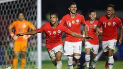 El jugador de la seleccion chilena Alexis Sanchez, celebra con sus companeros su gol contra Japon.