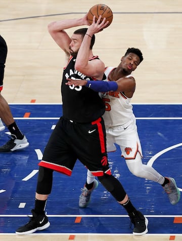 El español ha debutado con su nuevo equipo ante los Knicks con una victoria trabajada (99-104). Firmó 7 puntos y 6 rebotes en 18 minutos pero fue suplente por primera vez desde su temporada de debut.