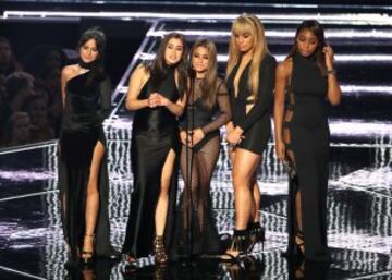 Lauren Jauregui, Camila Cabello, Ally Brooke, Dinah Jane Hansen y Normandi Kordei de Fifth Harmony presentan el premio al Mejor Artista Nuevo 