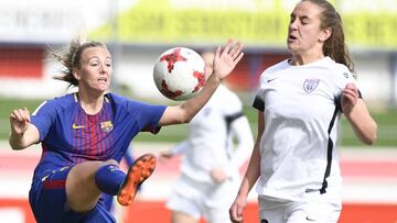 Duggan pelea con Ona por el esférico.