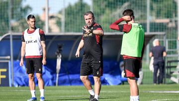 Sergio da instrucciones durante un entrenamiento.