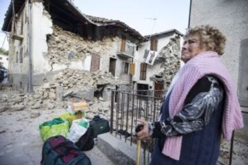 ITA70 ACCUMOLI (ITALIA) 24/08/2016.- Una mujer espera junto a los escombros en Accumoli, en el centro de Italia, hoy, 24 de agosto de 2016. Al menos 38 personas murieron y decenas están heridas o desaparecidas en el devastador terremoto de 6 grados que esta madrugada sacudió el centro de Italia y que ha recordado al trágico seísmo que asoló la cercana zona de L'Aquila en 2009, en el que hubo más de 300 muertos. EFE/Angelo Carconi