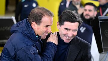 VILLARREAL (CASTELLÓN), 20/01/2025.- Los entrenadores del Villarreal, Marcelino García Toral (d), y el del Mallorca, Jagoba Arrasate, conversan previo al partido de LaLiga de fútbol que Villarreal CF y RCD Mallorca disputan este lunes en el estadio de La Cerámica. EFE/Andreu Esteban