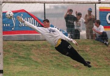 Miguel Calero, volando de palo a palo en un entrenamiento de la Selección Colombia, en Bogotá.
