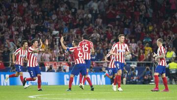 Koke felicita a Giménez tras hacer el Atlético el 1-2 ante la Juventus.
