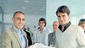 <b>FEDERER ESTUVO EN VALDEBEBAS Y SALUDÓ A LOS JUGADORES</b>. Roger Federer aprovechó ayer su estancia en Madrid donde disputará el Masters Series, para acercarse hasta Valdebebas y saludar a Ronaldo, Raúl, Van Nistelrooy, Beckham y Cannavaro. Éste le regaló su camiseta. Federer aseguró: Estaba muy emocionado por conocerlos. Es como un sueño porque si no hubiera sido tenista me hubiera gustado ser futbolista.