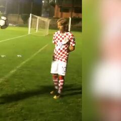 Modric reta a Kovacic y éste le responde con jugadas de freestyle