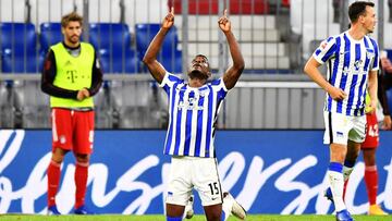 MUNICH, GERMANY - OCTOBER 04: Jhon Cordoba of Hertha Berlin celebrates after scoring his team's first goal during the Bundesliga match between FC Bayern Muenchen and Hertha BSC at Allianz Arena on October 04, 2020 in Munich, Germany. (Photo by Sebastian Widmann/Getty Images)