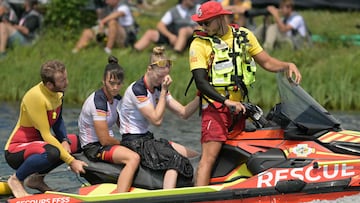 Spain's Carolina Garcia Otero and Sara Ouzande are rescued after capsizing in the women's kayak double 500m final B of the canoe sprint competition at Vaires-sur-Marne Nautical Stadium in Vaires-sur-Marne during the Paris 2024 Olympic Games on August 9, 2024. (Photo by Bertrand GUAY / AFP)