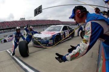 Carrera en la pista de Talladega en Alabama, uno de los óvalos más rápidos y largos de la temporada con más de 4,1 km. En dicha pista, como en Daytona, las velocidades son muy altas, debido tanto a su longitud como a sus peraltes; por tanto en todas las categorías se le colocan dos placas restrictoras de velocidad, sobre todo en la boca del carburador, impidiendo que el motor desarrolle más caballaje dejando a los vehículos con la mitad de la potencia de los motores.