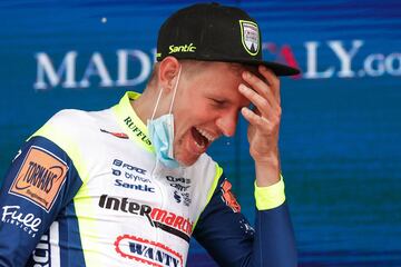 Taco Van der Hoorn celebrando su victoria en el podio de la tercera etapa del Giro