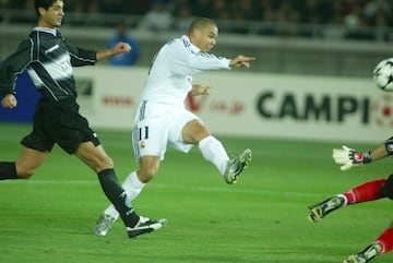 Un gol de Ronaldo (en la imagen) al cuarto de hora de partido y otro de Guti, éste en el tramo final del mismo, sirvieron para que el Real Madrid alzase la tercera Copa Intercontinental de su historia. Los blancos derrotaron al Olimpia de Asunción paraguayo en una final que dominaron de principio a final. Los Galácticos cerraban así el centenario blanco tras ganar la Champions, la Supercopa de Europa y el trofeo al mejor equipo del mundo.