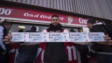 Un aficionado muestra su entrada para la visita del Real Madrid.
