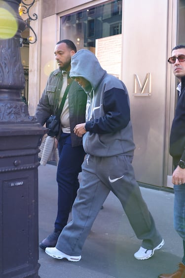 Kylian Mbappé saliendo de una joyería de París.