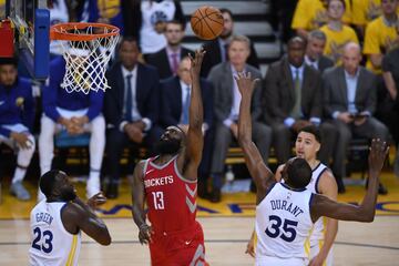 Otra lucha por la tabla entre Durant y Harden; ahora, ganó 'La Barba', quien bajó cinco rebotes.