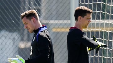 SANT JOAN DESPÍ, 21/04/2025.- Los porteros del FC Barcelona Ter Stegen (i) y Szczesny (d) durante el entrenamiento del equipo en las instalaciones de la Ciudad Deportiva Joan Gamper, este lunes. EFE/ Enric Fontcuberta.