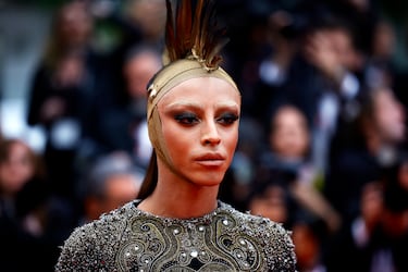 Bilal Hassani durante la alfombra roja del Festival de Cannes 2023.