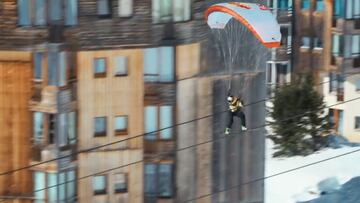 El piloto francés de speedriding Valentin Delluc grindando los rails de un telesilla con esquís y parapente en la estación de esquí francesa de Avoriaz en marzo del 2021.