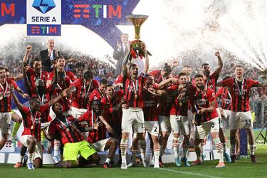 El Milan ganó la Serie A tras once años de espera. El conjunto italiano, siete veces campeón de Europa, salió de una larga travesía por el desierto de la mano de Stefano Pioli. Logró el título con una diferencia de dos puntos sobre su rival ciudadano, el Inter. Giroud y Rafael Leao, con 11 y 10 goles respectivamente, fueron las estrellas milanistas.