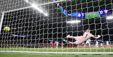 2-0. El delantero francés anota engañando a Odysseas Vlachodimos. Con este gol, Kylian Mbappé empata la plusmarca de Cristiano Ronaldo con 59 goles en un año natural.