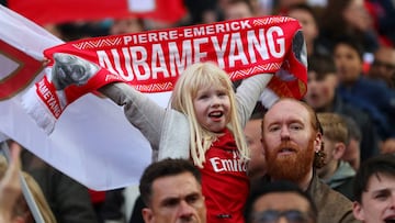 Una joven aficionada con la bufanda de Aubameyang.