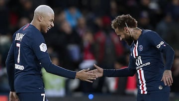 Mbapp&eacute; y Neymar celebrando un gol.