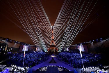 Comentario atribuido a Mike Heiman, vicepresidente Global de Deportes en Getty Images:

“Getty Images ha cubierto las Ceremonias de Apertura de los Juegos Olímpicos desde 1968, pero la ceremonia de este año fue, por mucho, ha sido de las más únicas. Tradicionalmente, la Ceremonia de Apertura se lleva a cabo en un estadio, y a los fotógrafos se les asignan asientos específicos desde donde capturan todo el evento desde una única ubicación. Sin embargo, la naturaleza distintiva de la ceremonia de este año nos permitió crear y capturar imágenes como nunca antes.
Esta imagen, ahora icónica, capturó el espectáculo de luces láser bajo la lluvia en la Torre Eiffel. Esta impresionante foto, tomada por Jamie Squire, fotógrafo de Getty Images, captura perfectamente, y desde una posición única, la esencia y energía de esta ceremonia extraordinaria. Epitomiza la emoción y anticipación que el mundo siente mientras nos preparamos para los Juegos Olímpicos.
 
¡Que comiencen los juegos!” 