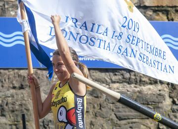 Las chicas de la trainera de Orio celebran la victoria en la Bandera de la Concha femenina.