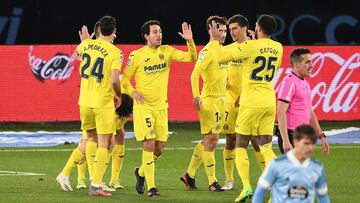 VIGO, SPAIN - JANUARY 08: Gerard Moreno of Villarreal celebrates after scoring their sides first goal with mate Daniel Parejo during the La Liga Santander match between RC Celta and Villarreal CF at Abanca-Bala&iacute;dos on January 08, 2021 in Vigo, Spai