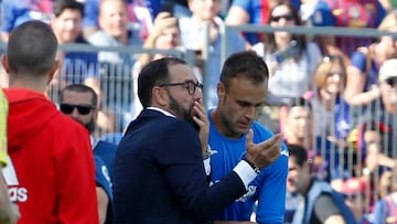 Bordalás da indicaciones a Cala durante un partido.