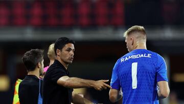 Mikel Arteta, con Ramsdale en el partido que el Arsenal jugó en Washington contra el All-Star de la MLS.