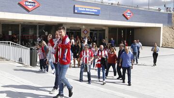 P&uacute;blico en el exterior del Wanda Metropolitano.