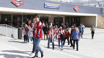 Público en el exterior del Wanda Metropolitano.