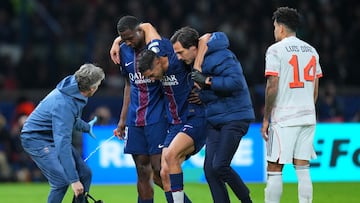 Achraf Akimi, entre lágrimas, es ayudado por el cuerpo médico del conjunto francés para salir del campo.