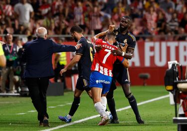 Rudiger trata de frenar a Stuani en la salida del terreno de juego de Nacho tras ser expulsado. 
