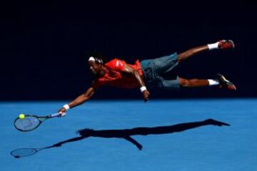 Gael Monfils nunca da una bola por perdida. En la imagen la tremenda estirada en su partido ante Andrey Kuznestov en el Open de Australia.