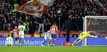 3-0. Samuel Lino recibe un centro de Julin ?lvarez dentro del rea, recorta con un amago a Juan Iglesias y con la pierna derecha, dispara superando a Jir Letcek colocando el baln al palo largo del portero del Getafe.