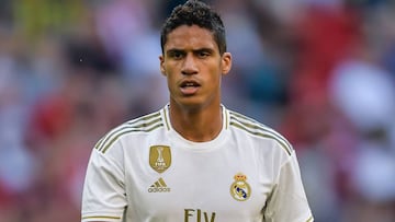 Varane, con la escarapela de campe&oacute;n del mundo en la camiseta del Real Madrid.