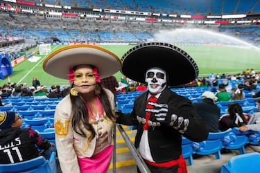 Un grupo de aficionados de México disfrazados para el Día de Muertos, como marca la tradición de su país,  acudió al estadio Bank of America en Charlotte, Carolina del Norte (EE UU), para apoyar a su equipo en el amistoso frente a Ecuador, pero no pudieron festejar la victoria, pues su equipo perdió 2-3.