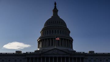 WASHINGTON, DC - 9 DE DICIEMBRE: El sol comienza a ponerse detr&aacute;s del edificio del Capitolio de los EE. UU. En Capitol Hill el 9 de diciembre de 2020 en Washington, DC.