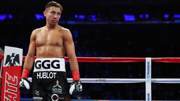 Gennady Golovkin observa a Daniel Jacobs durante la pelea por los t&iacute;tulos de WBA, WBC e IBF del peso medio.