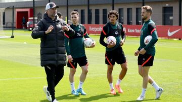 J&uuml;rgen Klopp, Diogo Jota, Alexander-Arnold y Jordan Henderson, en un entrenamiento.