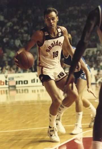 Una leyenda en su pa赤s natal, Brasil, y una leyenda en Europa, donde dej車 su huella en Italia y dos a?os en Valladolid. Para muchos, el mejor tirador de la historia del baloncesto FIBA, apodado &Mano Santa*, alguien capaz de aguantar en activo hasta los 45 a?os para cerrar su carrera con 49.737 puntos y batir el r谷cord de un tal Kareem Abdul-Jabbar. El m芍ximo anotador de la historia, un alero de 2,04 con una mec芍nica casi infalible en el triple, que castig車 a Espa?a en los Juegos de Se迆l 88 con 55 puntos. M芍ximo anotador de la ACB 93-94 con 33,2 tantos de promedio. En 1984 los Nets lo eligieron en el draft y le ofrecieron un contrato garantizado, no acept車 para no renunciar a jugar con Brasil, ya que los profesionales no pod赤an ir entonces con su selecci車n. ※En la NBA hubiese sido uno de los diez mejores de todos los tiempos§, ha llegado a decir.