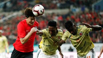 Mina y Duv&aacute;n Zapata en el juego ante Corea. 