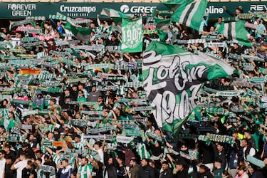 Aficionados béticos animan a su equipo durante el entrenamiento celebrado este sábado en el estadio de La Cartuja de cara al partido que disputarán mañana frente al Sevilla. 
