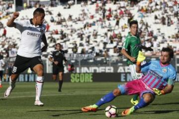 Futbol, Futbol, Colo Colo vs Audax Italiano. 
Segunda fecha, campeonato de Clausura 2016/17.
El jugador de Colo Colo Andres Vilches, izquierda, disputa el balon con Nicolas Peric de Audax Italiano durante el partido de primera division en el estadio Monumental de Santiago, Chile.
12/02/2017
Felipe Zanca/Photosport
*************

Football, Colo Colo vs Audax Italiano.   Second date, Closure Championship 2016/17.
Colo Colo's player Andres Vilches, left, battles for the ball against Nicolas Peric of Audax Italiano during the first division football match held at the Monumental stadium in Santiago, Chile.
12/02/2017.
12/02/2017
Felipe Zanca/Photosport