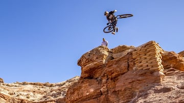 Brandon Semenuk de tailwhip en un drop por primera vez en el Red Bull Rampage en el desierto de Virgin, Utah, USA el 15 Octubre, 2021.